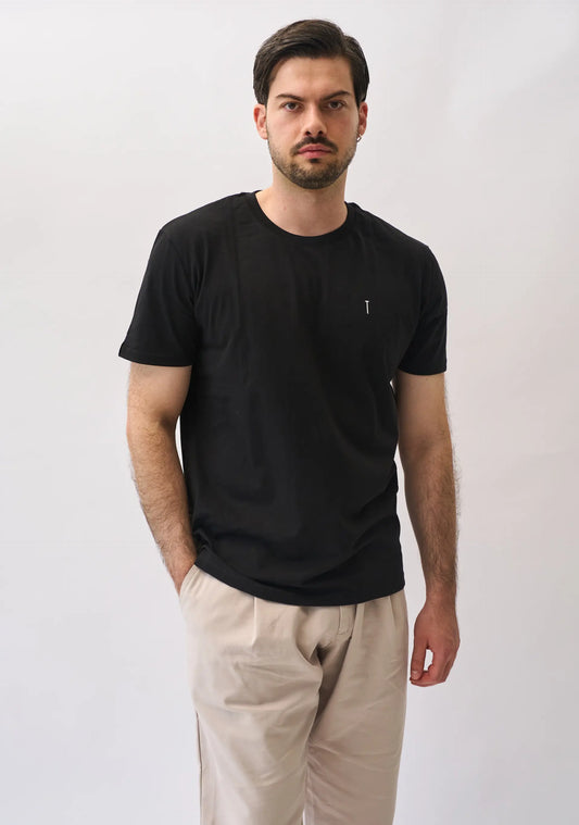 Basic T-shirt Zwart met Spijker Detail