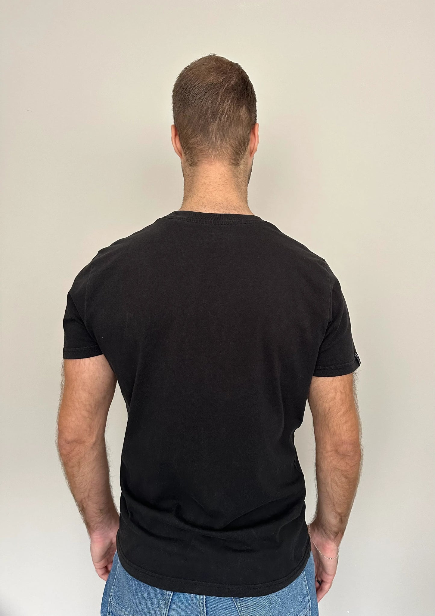 Basic T-shirt Zwart met Spijker Detail - Spica Lifestyle Arnhem
