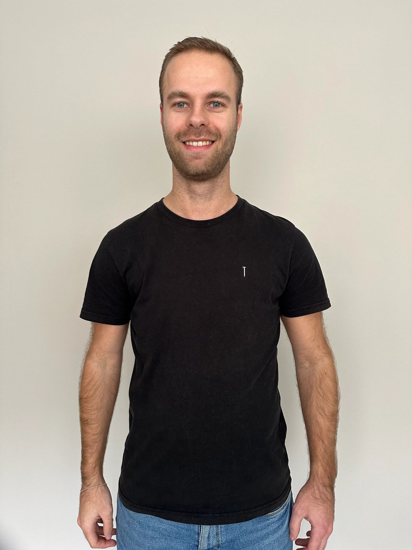 Basic T-shirt Zwart met Spijker Detail - Spica Lifestyle Arnhem