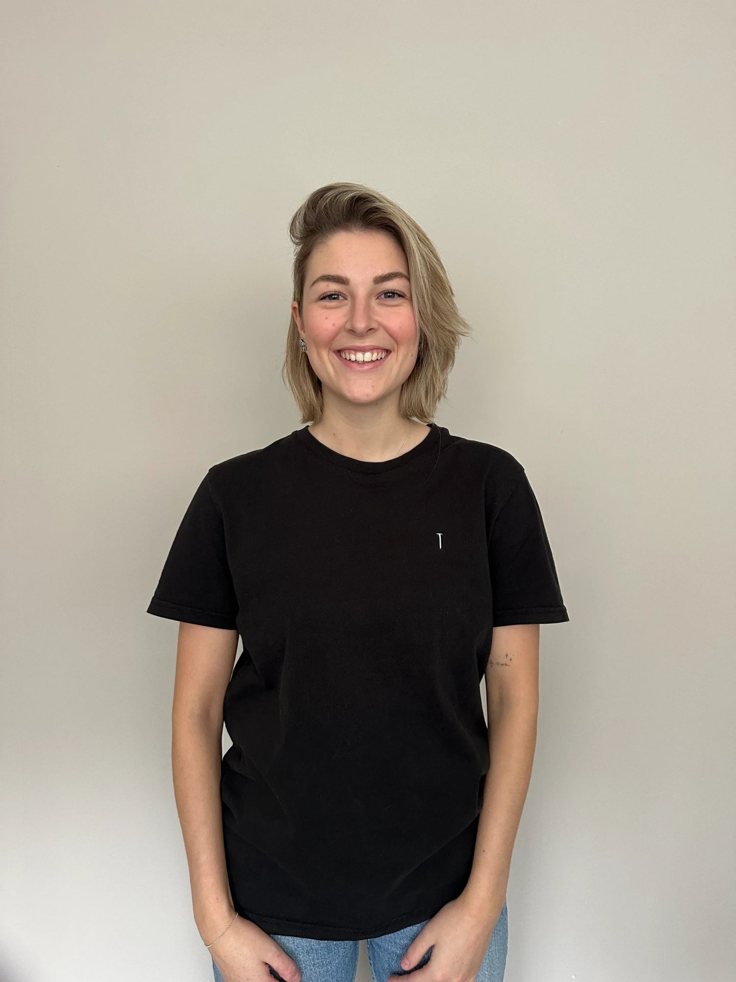 Basic T-shirt Zwart met Spijker Detail - Spica Lifestyle Arnhem