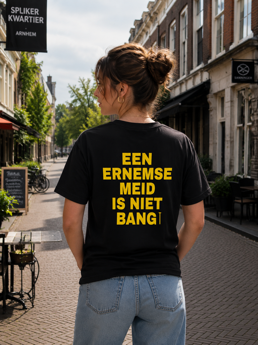 Basic shirt een Ernemse meid is niet bang opdruk geel