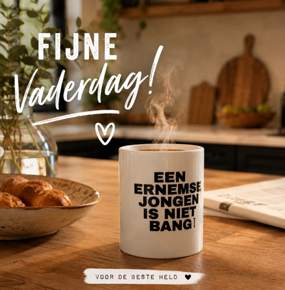 Een ernemse jongen is niet bang koffiemok