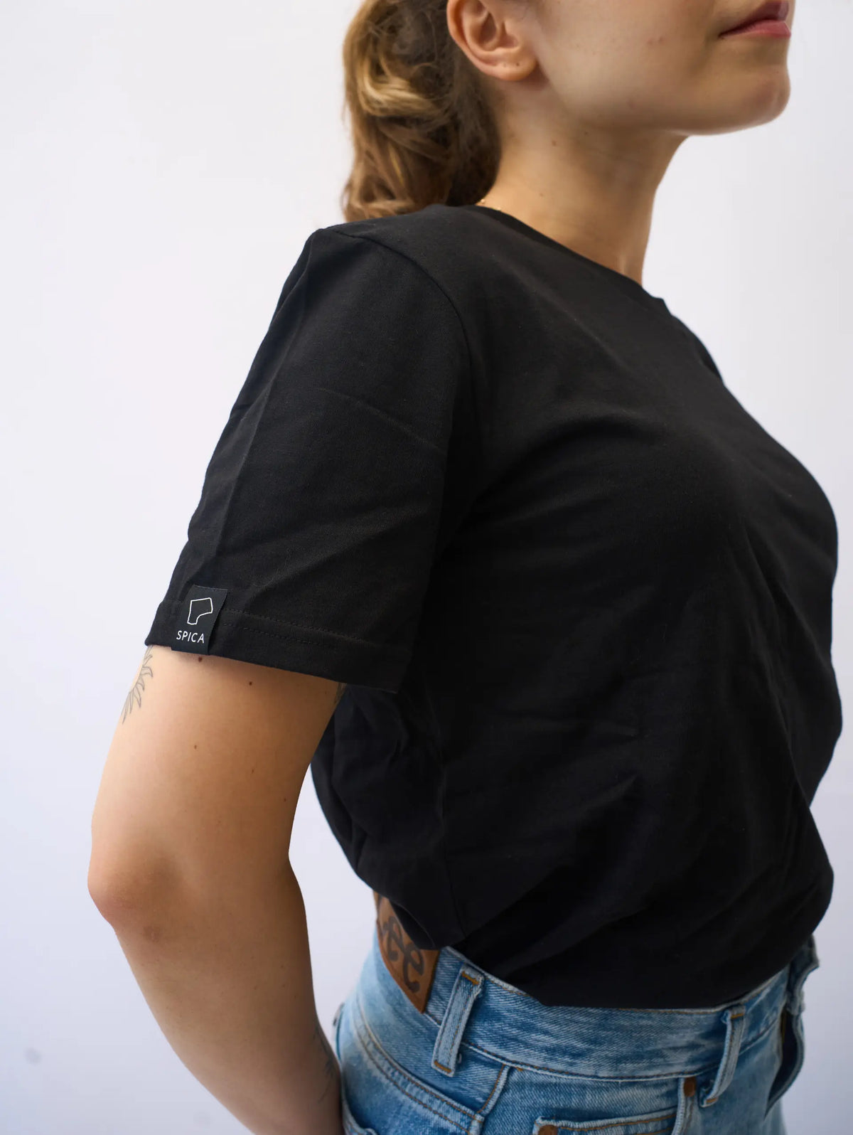 Basic T-shirt Zwart met Spijker Detail